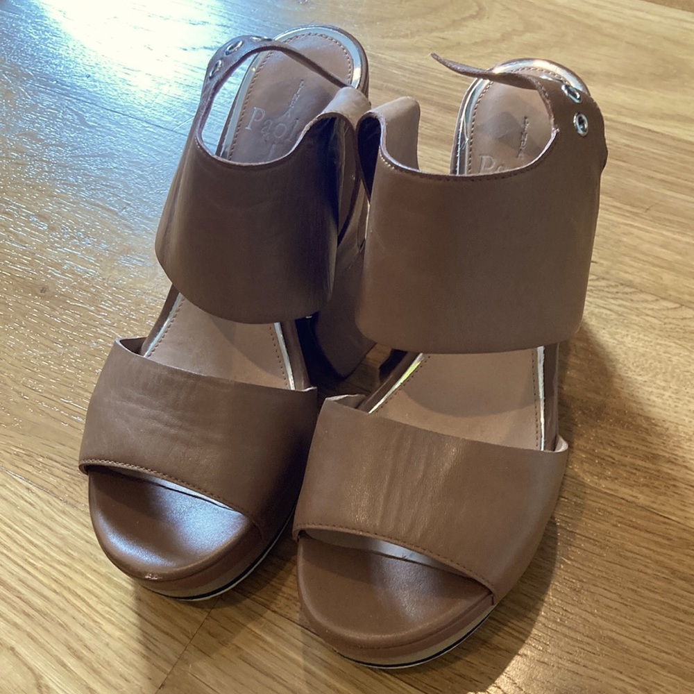Linea Paolo size 6 tan leather wedge sandals